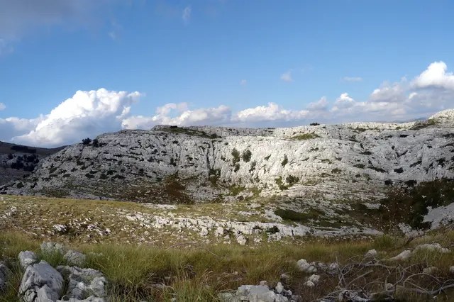 Všichni míří k moři, ale neznají divoké chorvatské hory. Na co si dát pozor při horské turistice?
