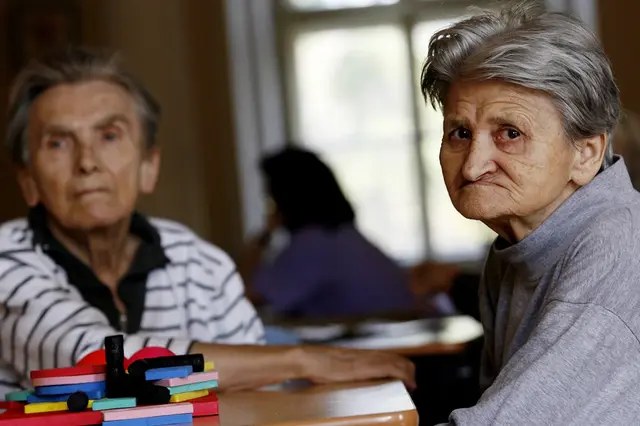 Jak oddálit demenci až o třináct let? Vědci odhalili tři návyky, které může člověk změnit