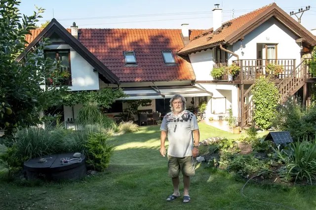 Roman Skamene žije na chalupě. Má tam dílnu i bazén. Kvůli dluhům o ni přišel a musel ji koupit v dražbě