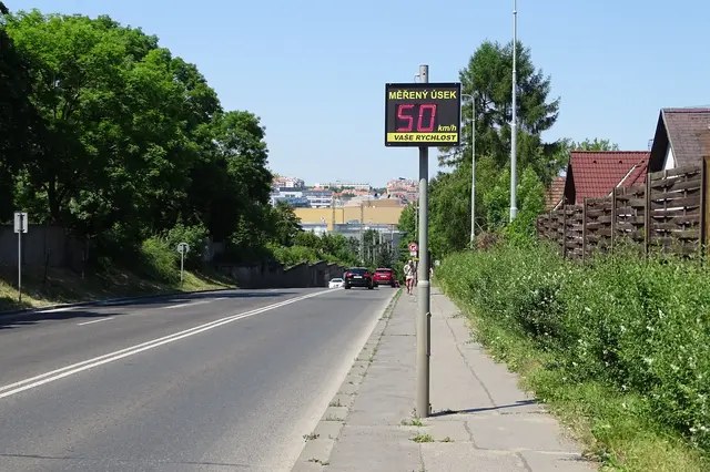 Řidiči dostávají za častý přestupek pokutu i 25 000 Kč. O přísném peněžitém trestu přitom málokdo ví